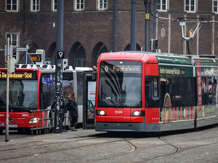 Wer in Bremen zur Arbeit muss, kann wieder mit Bus und Bahn fahren. (Archivbild) / Foto: Focke Strangmann/dpa