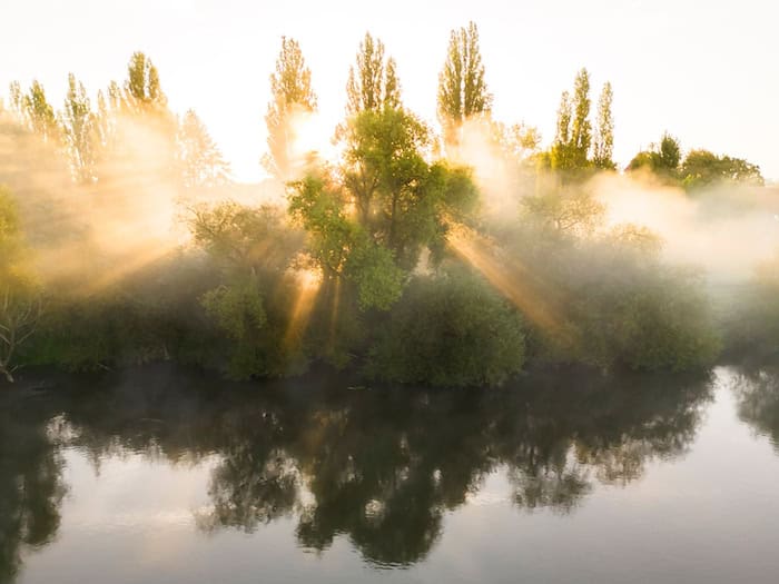 Entlang der Weser und Aller halten sich am Mittwochvormittag Nebelfelder, bevor sie am Nachmittag der Sonne weichen. (Symbolbild) / Foto: Julian Stratenschulte/dpa