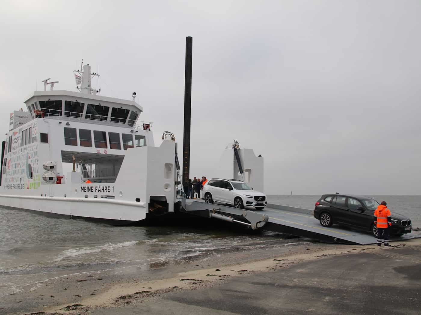 Autos fahren von dem Schiff «Meine Fähre 1» der Reederei Meine Fähre. / Foto: Volker Bartels/dpa