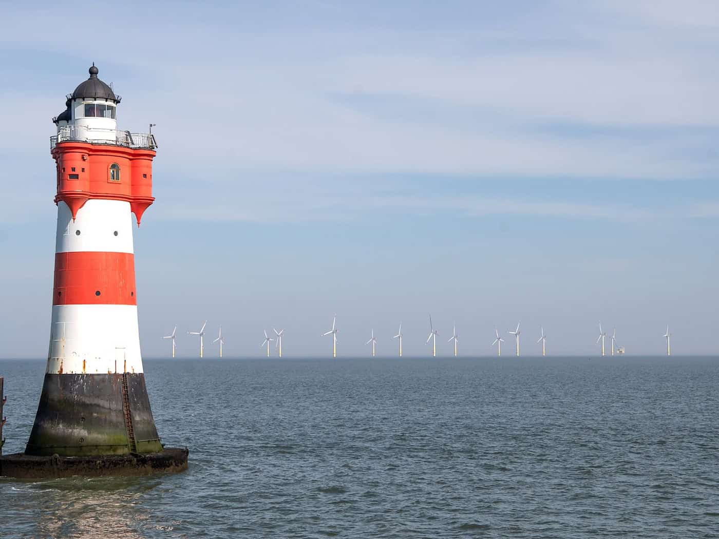Vier Küstenstädte haben sich als neuer Standort für den Leuchtturm «Roter Sand» beworben - nun ist die Wahl auf Fedderwardersiel gefallen. (Archivbild) / Foto: Sina Schuldt/dpa