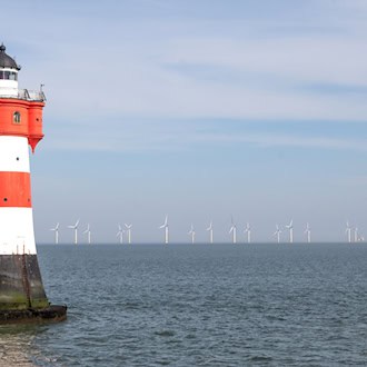 Vier Küstenstädte haben sich als neuer Standort für den Leuchtturm «Roter Sand» beworben - nun ist die Wahl auf Fedderwardersiel gefallen. (Archivbild) / Foto: Sina Schuldt/dpa