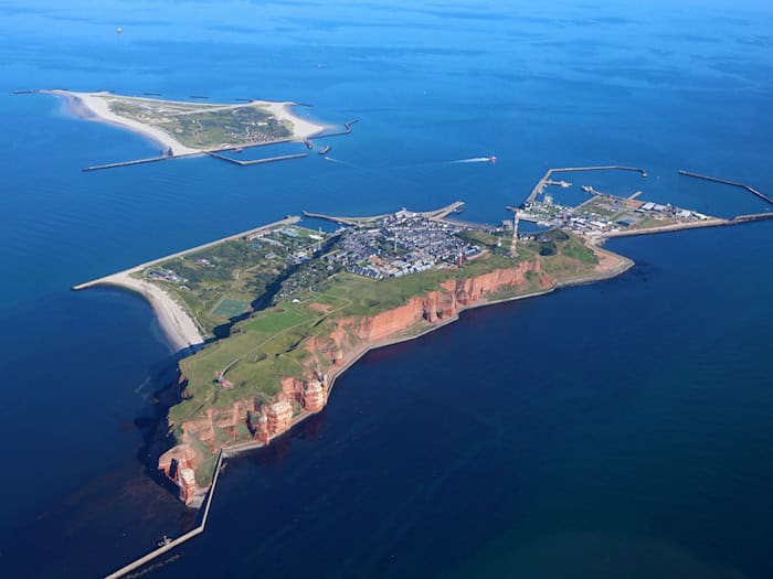 Helgolands Bürgermeister setzt sich für eine Landverbindung zwischen Felseninsel und Düne ein. (Archivbild)  / Foto: Stefan Rampfel/dpa