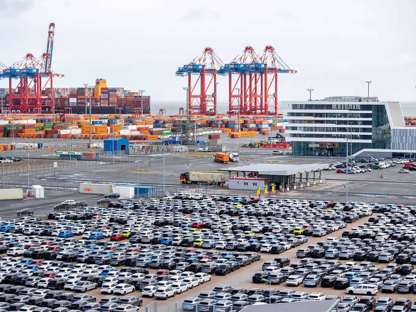 Nicht nur Container, auch viele Autos werden im JadeWeserPort umgeschlagen - auch dafür soll ein neues Terminal entstehen. / Foto: Hauke-Christian Dittrich/dpa
