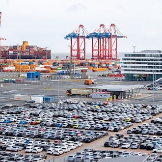 Nicht nur Container, auch viele Autos werden im JadeWeserPort umgeschlagen - auch dafür soll ein neues Terminal entstehen. / Foto: Hauke-Christian Dittrich/dpa