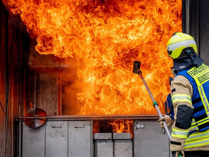 Für Einsatze auf Schiffen sollen in Niedersachsen Feuerwehrleute bald in einem neuen maritimen Trainingszentrum üben können. (Symbolbild)  / Foto: Hauke-Christian Dittrich/dpa