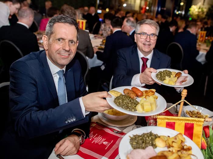 Lässt sich den Grünkohl schmecken: Niedersachsens Ministerpräsident Olaf Lies (SPD)  / Foto: Hauke-Christian Dittrich/dpa