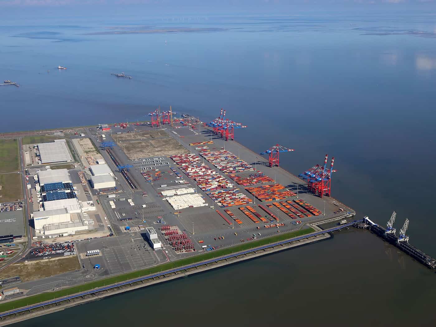 Der Umschlag an Niedersachsens Seehäfen stiegt deutlich - insbesondere am Jade-Weser-Port in Wilhelmshaven. (Archivbild) / Foto: Stefan Rampfel/dpa