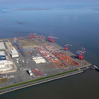 Der Umschlag an Niedersachsens Seehäfen stiegt deutlich - insbesondere am Jade-Weser-Port in Wilhelmshaven. (Archivbild) / Foto: Stefan Rampfel/dpa