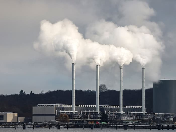 Noch wird Gas im Küstenkraftwerk Kiel in 20 Motoren zur Strom- und Wärmeerzeugung verbrannt. (Archivbild) / Foto: Frank Molter/dpa