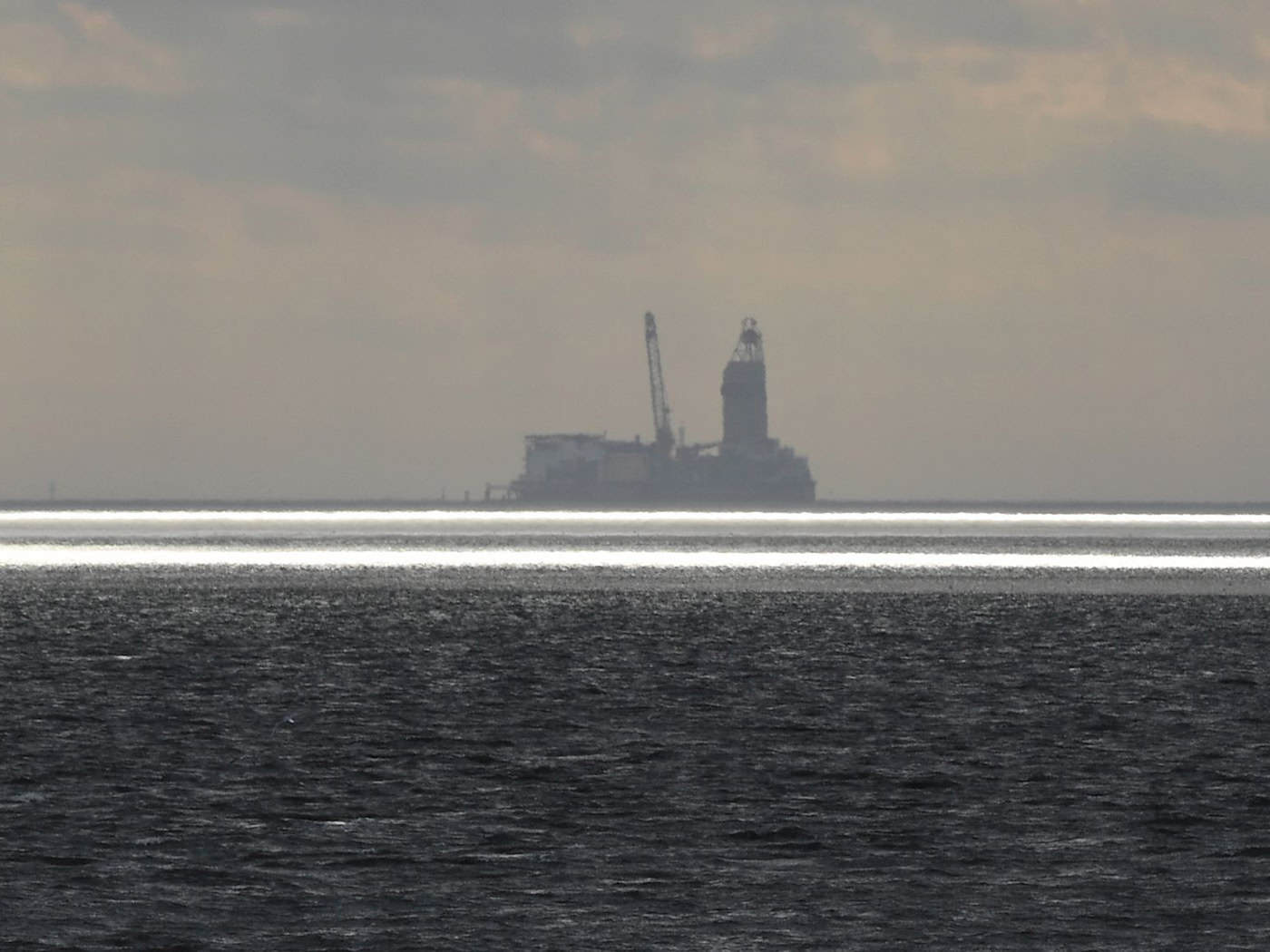 Von der Bohrinsel Mittelplate aus wird seit 1987 Öl in der Nordsee störungsfrei gefördert. (Archivbild) / Foto: Carsten Rehder/dpa