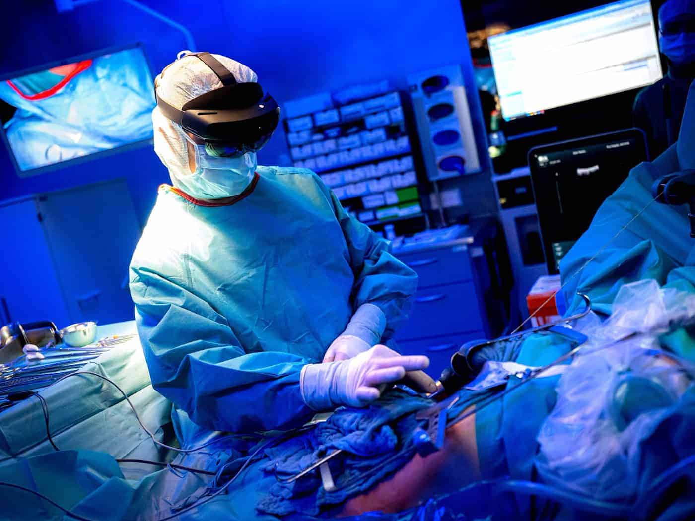 Vor und während der Operation nützen die Mediziner spezielle Brillen. / Foto: Sina Schuldt/dpa