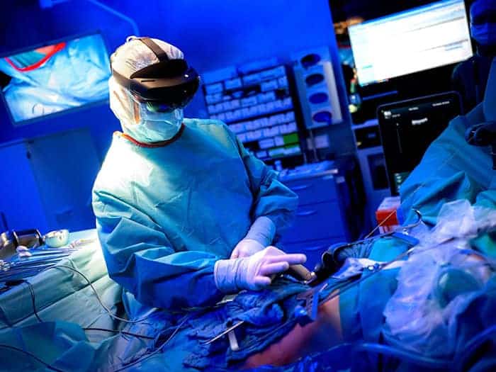 Vor und während der Operation nützen die Mediziner spezielle Brillen. / Foto: Sina Schuldt/dpa