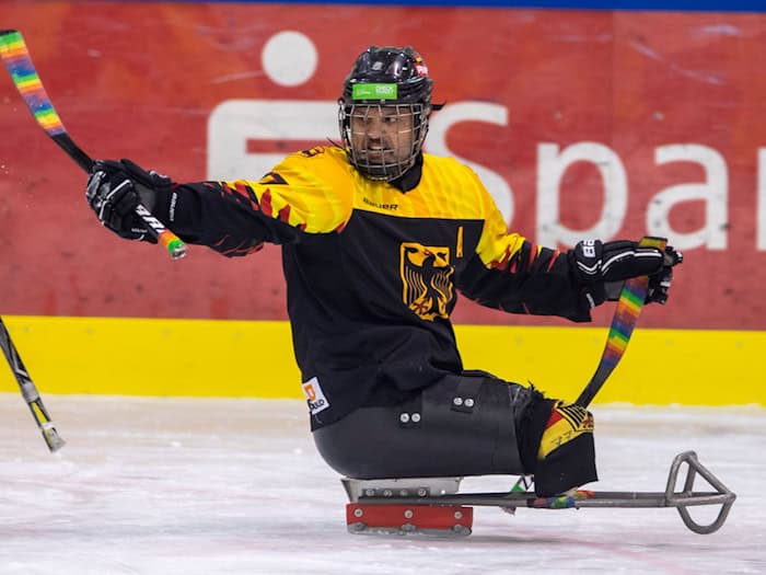 Deutscher Fahnenträger bei den Paralympics: Eishockey-Spieler Jörg Wedde aus Hannover. / Foto: Daniel Schäfer/dpa-Zentralbild/ZB
