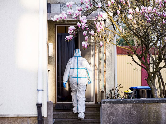 Ermittler sicherten an dem Einfamilienhaus in Barsinghausen Spuren. / Foto: Moritz Frankenberg/dpa