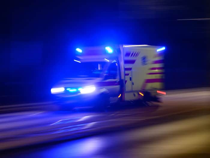 Zwei Rettungssanitäterinnen sind von einer Patientin angegriffen und verletzt worden. (Symbolbild) / Foto: Robert Michael/dpa