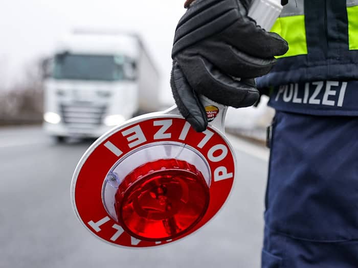 Polizisten aus Niedersachsen und Sachsen-Anhalt kontrollieren künftig zusammen auf der A2. (Archivbild) / Foto: Jan Woitas/dpa