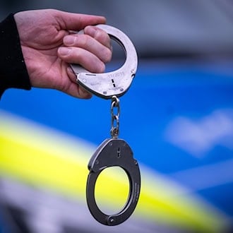 Die Polizei in Bremen nimmt einen 40-Jährigen fest, der einen anderen Mann mit einem Messer schwer verletzt haben soll. (Symbolbild) / Foto: Soeren Stache/dpa