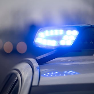 Die Bundespolizei stellte rund 350 Kilogramm ungekühltes Speiseeis an der A30 sicher. (Symbolbild) / Foto: Marijan Murat/dpa