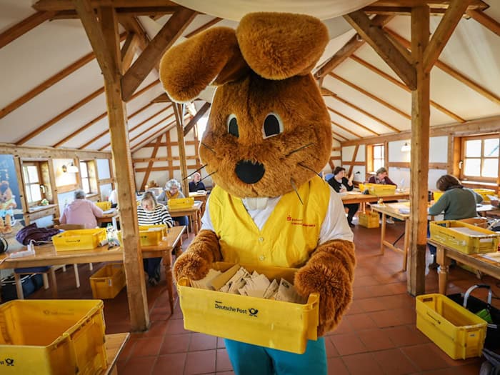 Viele Kinder schicken zu Ostern Briefe an «Hanni Hase». (Archivbild) / Foto: Focke Strangmann/dpa