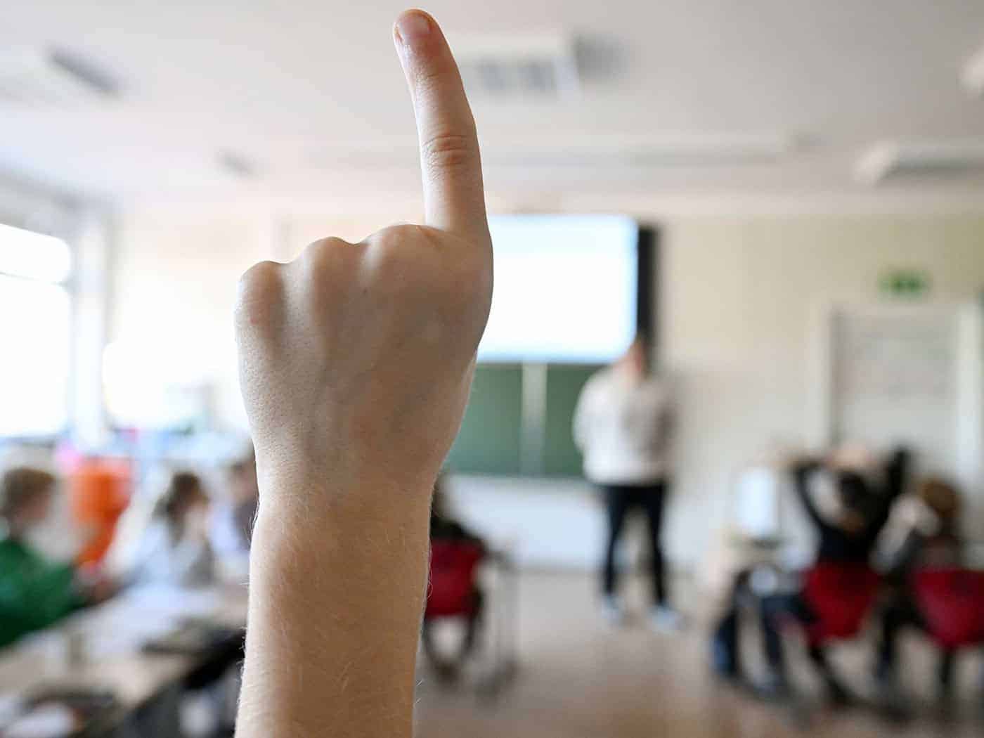 Politikunterricht gehört schon in die Grundschule: Das sagt der Oldenburger Politikprofessor Tonio Oeftering. (Symbolbild) / Foto: Bernd Weißbrod/dpa