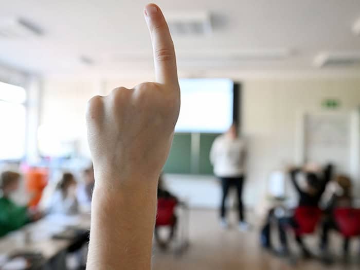 Politikunterricht gehört schon in die Grundschule: Das sagt der Oldenburger Politikprofessor Tonio Oeftering. (Symbolbild) / Foto: Bernd Weißbrod/dpa