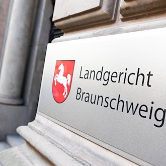 Am Landgericht Braunschweig beginnt am Dienstag ein Prozess gegen einen Ex-Bundestagsabgeordneten und eine Lehrerin, denen unter anderem Kindesmissbrauch vorgeworfen wird. (Archivbild) / Foto: Michael Matthey/dpa