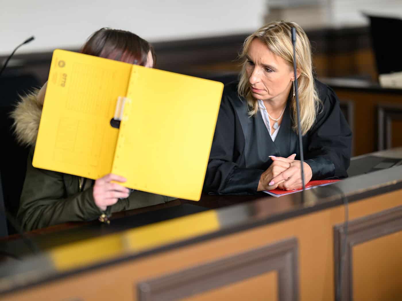 Die Staatsanwaltschaft wirft der 33-jährigen Angeklagten Totschlag durch Unterlassen vor. (Archivbild) / Foto: Izabella Mittwollen/dpa