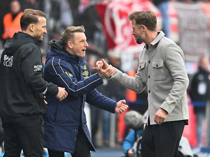 Braunschweigs neuer Trainer Lars Kornetka jubelt mit seinem Team. / Foto: Swen Pförtner/dpa