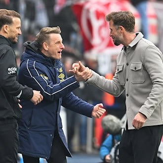 Braunschweigs neuer Trainer Lars Kornetka jubelt mit seinem Team. / Foto: Swen Pförtner/dpa