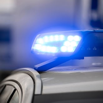 Die Bundespolizei rückt zu Durchsuchungen gegen mutmaßliche Schleuser in Wolfsburg und Hamburg aus. (Symbolbild)  / Foto: Marijan Murat/dpa