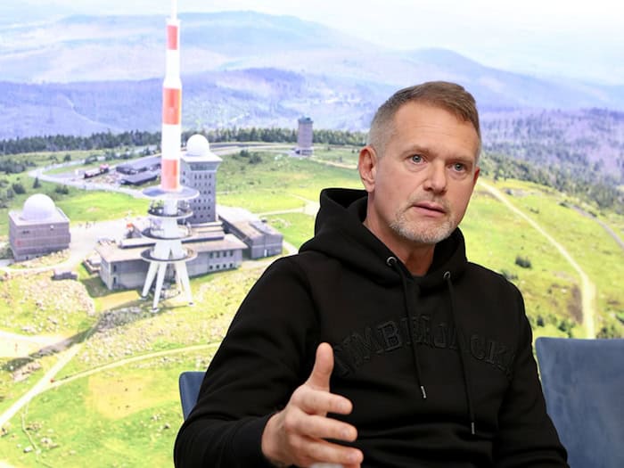 Der Geschäftsführer der Timberjacks Holding, Thomas Kemner, will moderne Gastlichkeit, Naturerlebnis und Rücksicht auf die Umwelt verbinden. (Archivbild) / Foto: Matthias Bein/dpa