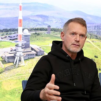 Der Geschäftsführer der Timberjacks Holding, Thomas Kemner, will moderne Gastlichkeit, Naturerlebnis und Rücksicht auf die Umwelt verbinden. (Archivbild) / Foto: Matthias Bein/dpa