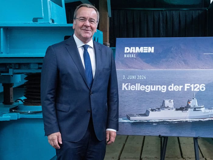 Verteidigungsminister Boris Pistorius (SPD) war 2024 bei der Kiellegung einer Fregatte vom Typ F126 dabei. (Archivbild) / Foto: Stefan Sauer/dpa