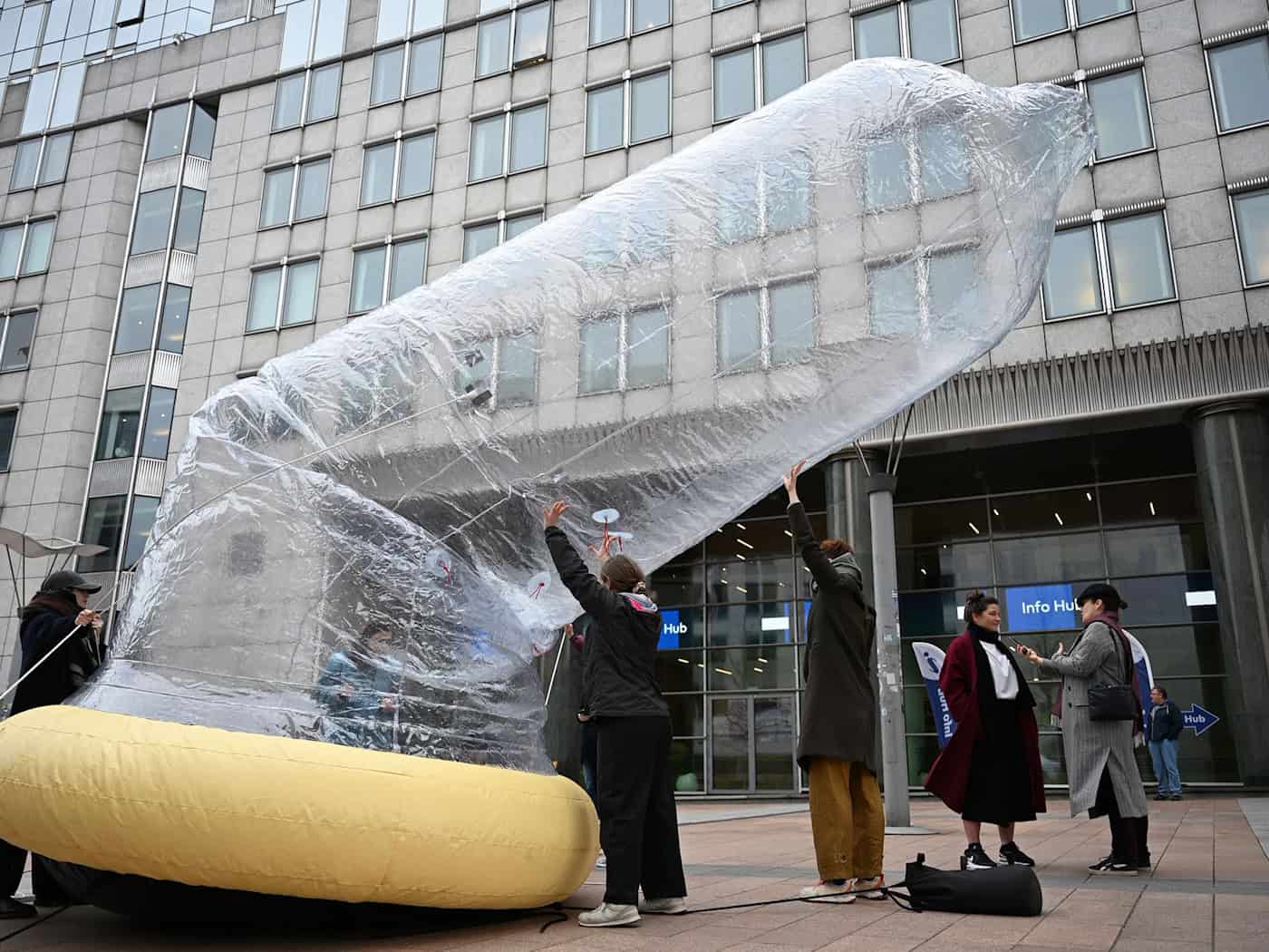 Das Kondom ist mit Luft gefüllt. / Foto: Markus Lenhardt/dpa