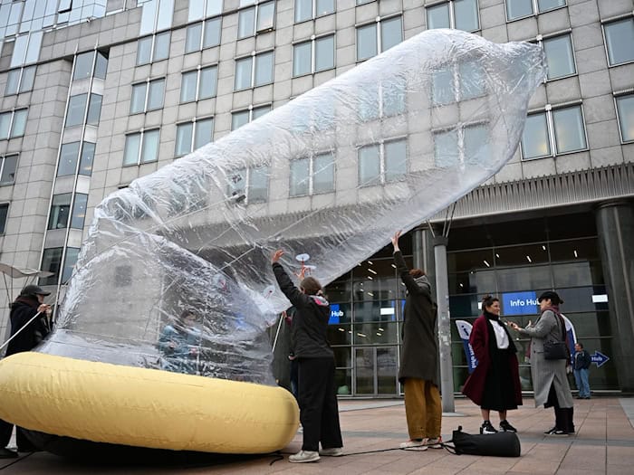 Das Kondom ist mit Luft gefüllt. / Foto: Markus Lenhardt/dpa