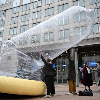 Das Kondom ist mit Luft gefüllt. / Foto: Markus Lenhardt/dpa