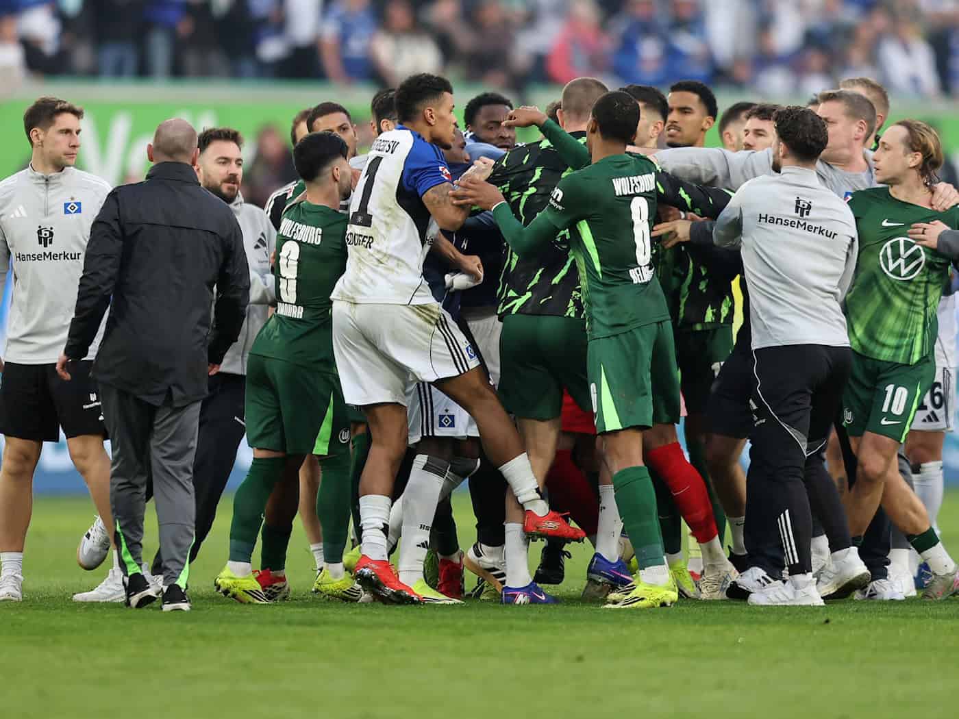 Bei den Tumulten war auch VfL-Ersatzkeeper Marius Müller mitten drin. / Foto: Andreas Gora/dpa