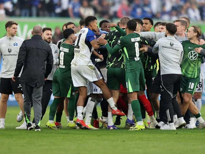 Bei den Tumulten war auch VfL-Ersatzkeeper Marius Müller mitten drin. / Foto: Andreas Gora/dpa