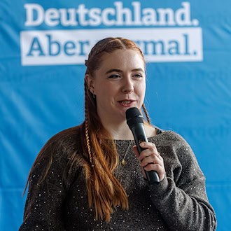 Muss sich nach Undercover-Filmaufnahmen vor der Parteispitze erklären: AfD-Jungpolitikerin Julia Gehrckens. (Archivbild) / Foto: Markus Scholz/dpa