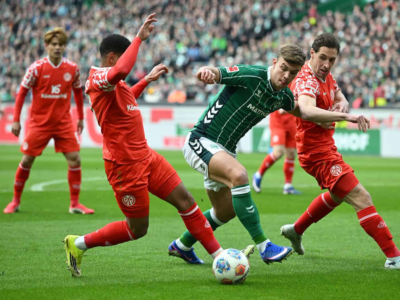 Bremen-Profi Keke Topp (M) hat sich eine schwerwiegende Verletzung zugezogen. / Foto: Carmen Jaspersen/dpa