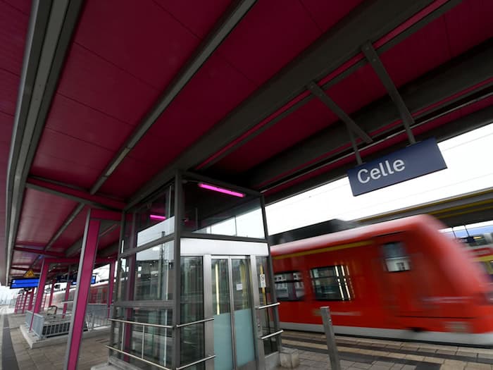 Die Züge können nach der Entwarnung ganz normal fahren.  / Foto: Holger Hollemann/dpa