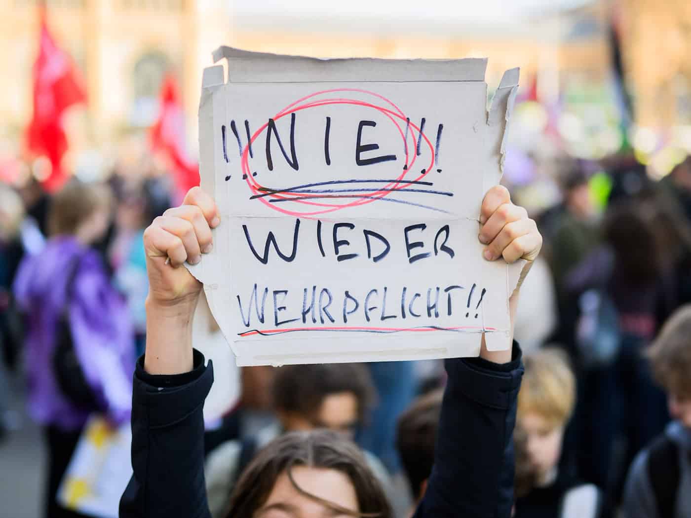 Rund 550 junge Menschen nahmen laut Polizei in Hannover einer Demonstration zum bundesweiten Schulstreik gegen die Wehrpflicht teil.   / Foto: Julian Stratenschulte/dpa