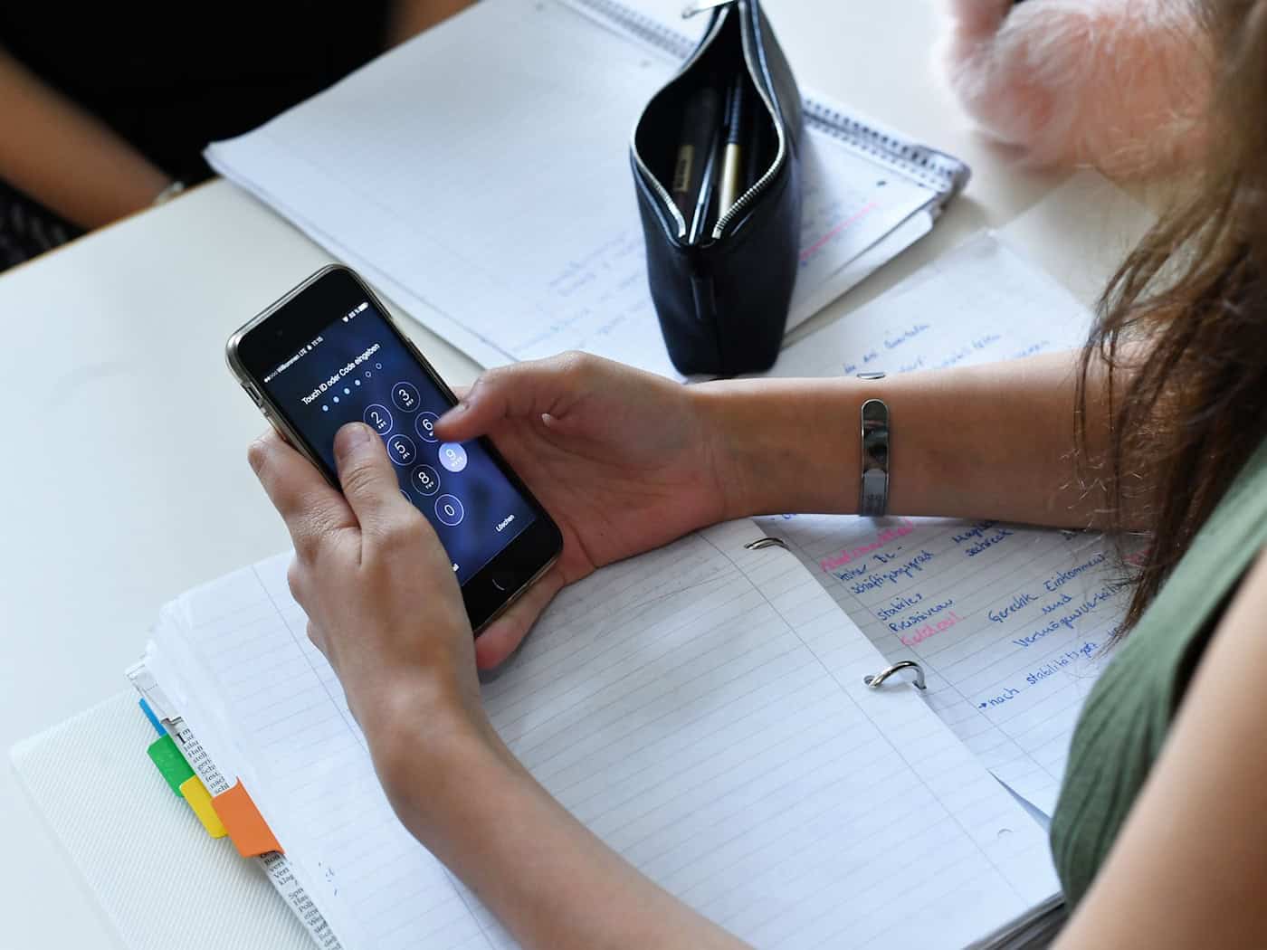 Handys sind längst ein Teil des Schulalltags. (Symbolbild) / Foto: Jens Kalaene/dpa-Zentralbild/dpa