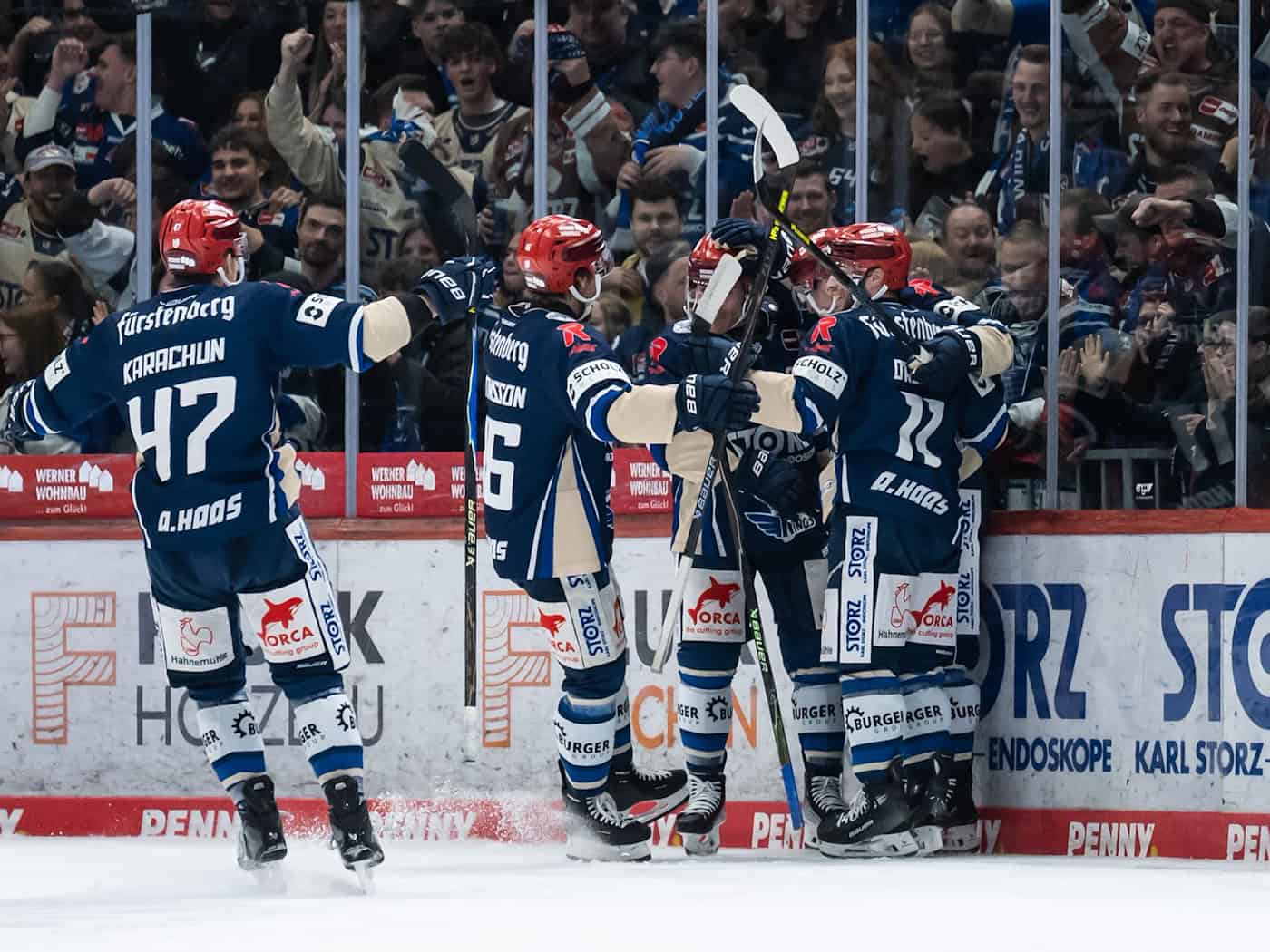 Die Schwenninger Wild Wings jubeln über den Sieg im zweiten Match der Pre-Playoffs. / Foto: Silas Stein/dpa