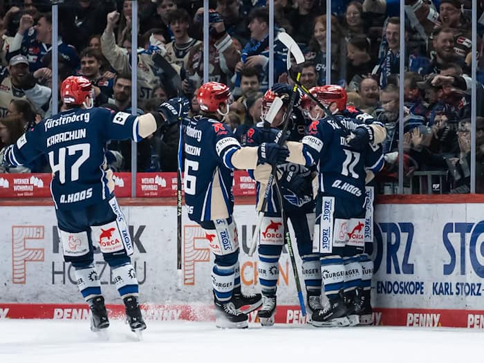 Die Schwenninger Wild Wings jubeln über den Sieg im zweiten Match der Pre-Playoffs. / Foto: Silas Stein/dpa