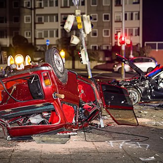 Bei einem schweren Unfall in Garbsen bei Hannover wurden sechs Menschen verletzt. / Foto: Moritz Frankenberg/dpa