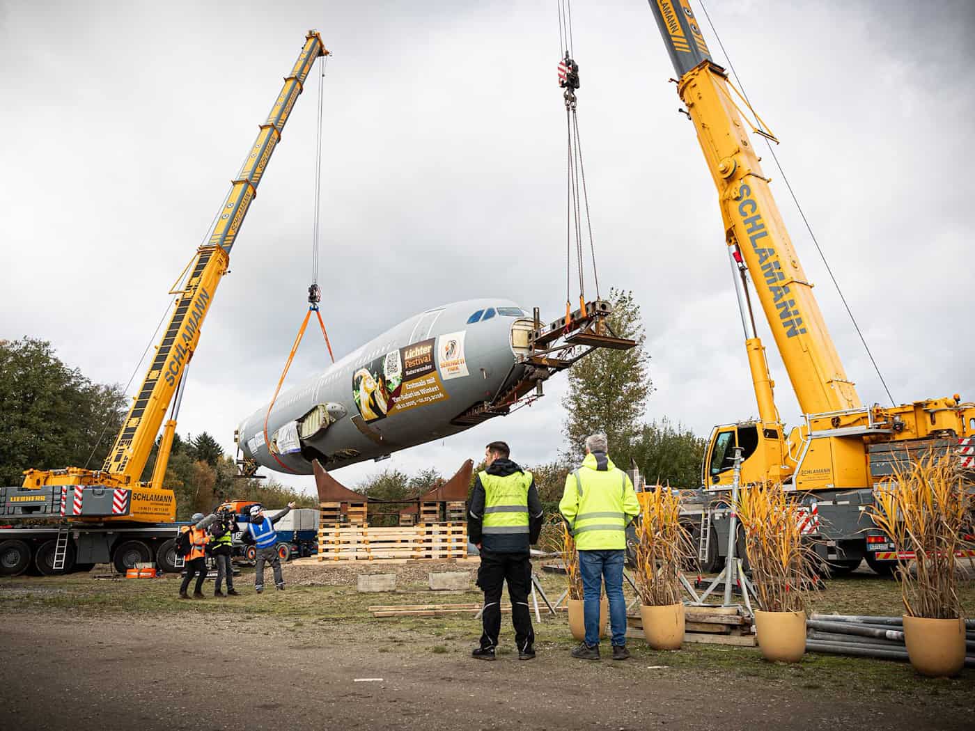 Der Rumpf des ausgedienten Bundeswehr-Airbus wird auf dem Gelände vom Serengeti-Park Hodenhagen in Position gebracht. (Archivbild) / Foto: Moritz Frankenberg/dpa