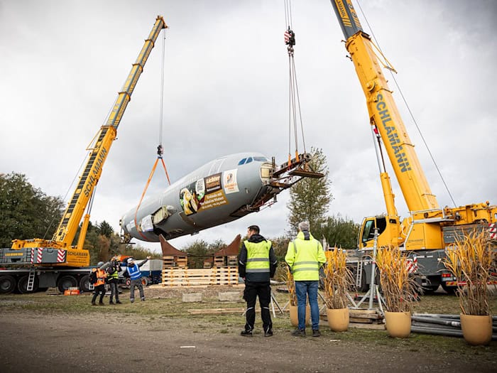 Der Rumpf des ausgedienten Bundeswehr-Airbus wird auf dem Gelände vom Serengeti-Park Hodenhagen in Position gebracht. (Archivbild) / Foto: Moritz Frankenberg/dpa