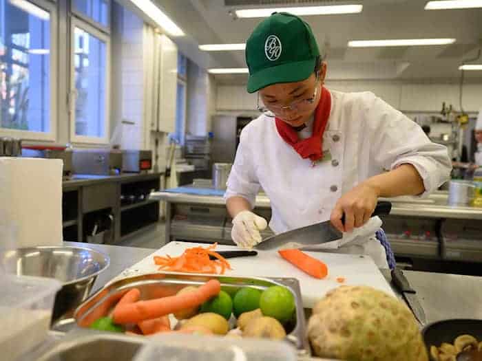 Hoai Thuong Nguyen möchte bei dem Wettbewerb Erfahrungen sammeln. / Foto: Swen Pförtner/dpa