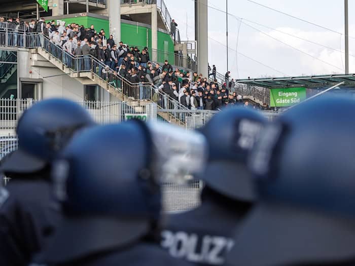 Auch Werder Bremen beschäftigen die Auseinandersetzungen von Fans mit der Polizei und Ordnern vor dem Spiel in Wolfsburg beschäftigen.   / Foto: Andreas Gora/dpa